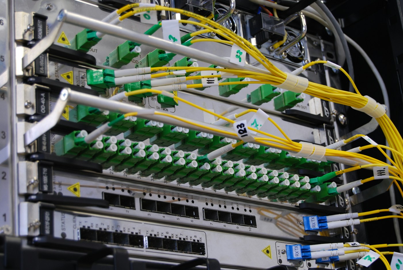 Fibre-optic patch panel in a network rack